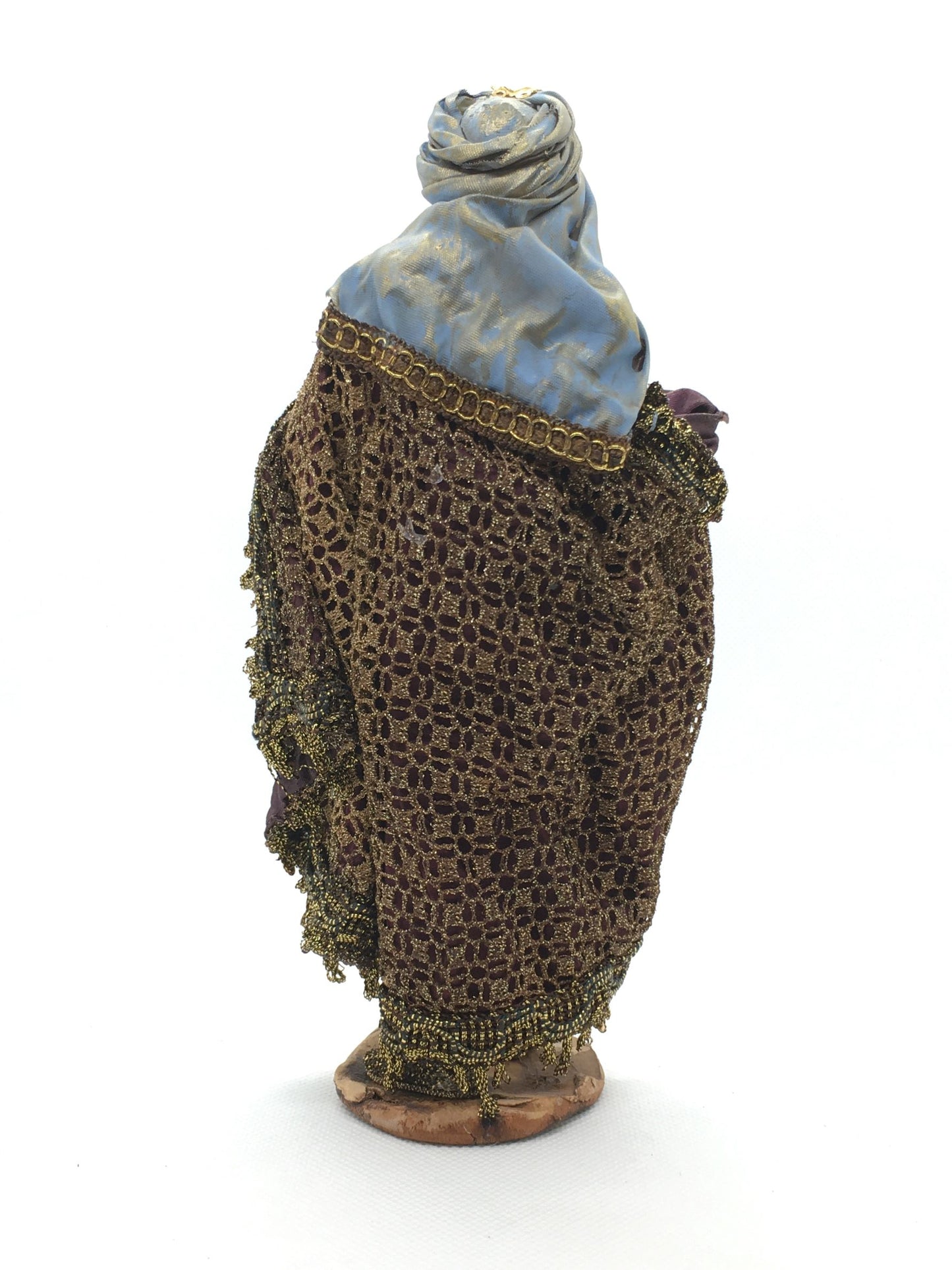 Statuina artistica in terracotta e stoffa raffigurante il Re Magio Baldassarre cm 9 x 20 h. Le figure plasmate manualmente in argilla una ad una, vengono essiccate e cotte a 940°. Ogni statuina viene poi pitturata e rivestita con stoffe e guarnizioni particolari. In negozio e online su tuttochic.it