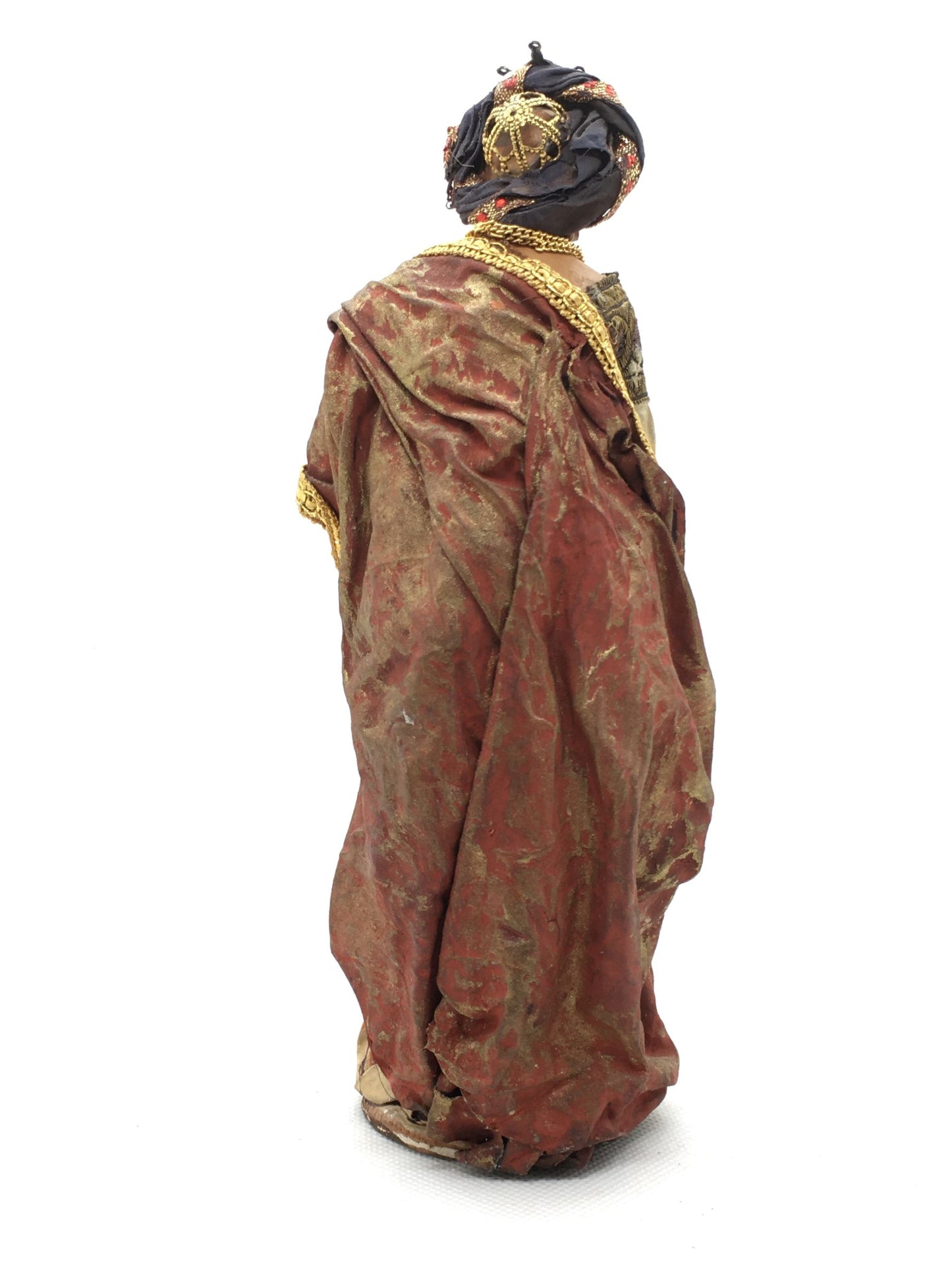 Statuina artistica in terracotta e stoffa raffigurante il Re Magio Gaspare cm 7 x 20 h. Le figure plasmate manualmente in argilla una ad una, vengono essiccate e cotte a 940°. Ogni statuina viene poi pitturata e rivestita con stoffe e guarnizioni particolari. In negozio e online su tuttochic.it