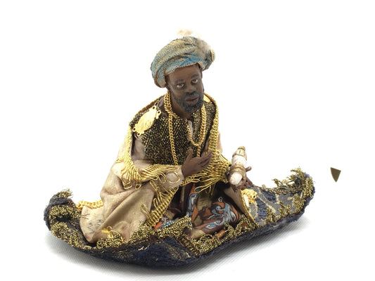 Statuina artistica in terracotta e stoffa raffigurante il Re Magio Melchiorre cm 13 x 20 x 11 h. Le figure plasmate manualmente in argilla una ad una, vengono essiccate e cotte a 940°. Ogni statuina viene poi pitturata e rivestita con stoffe e guarnizioni particolari. In negozio e online su tuttochic.it