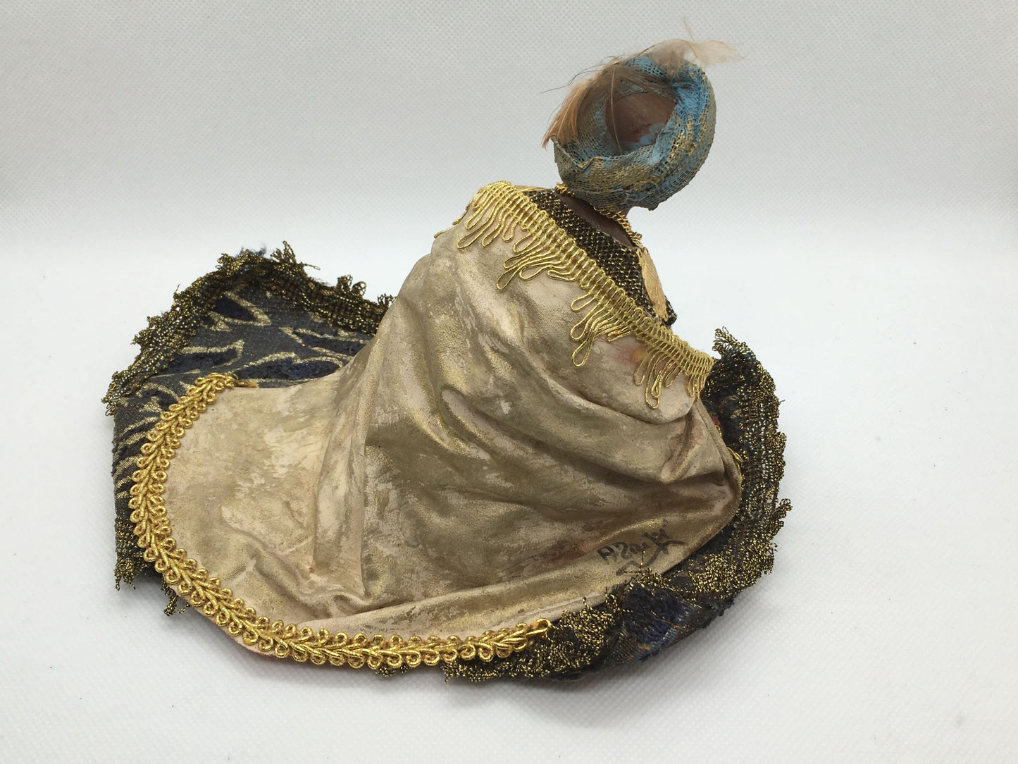 Statuina artistica in terracotta e stoffa raffigurante il Re Magio Melchiorre cm 13 x 20 x 11 h. Le figure plasmate manualmente in argilla una ad una, vengono essiccate e cotte a 940°. Ogni statuina viene poi pitturata e rivestita con stoffe e guarnizioni particolari. In negozio e online su tuttochic.it