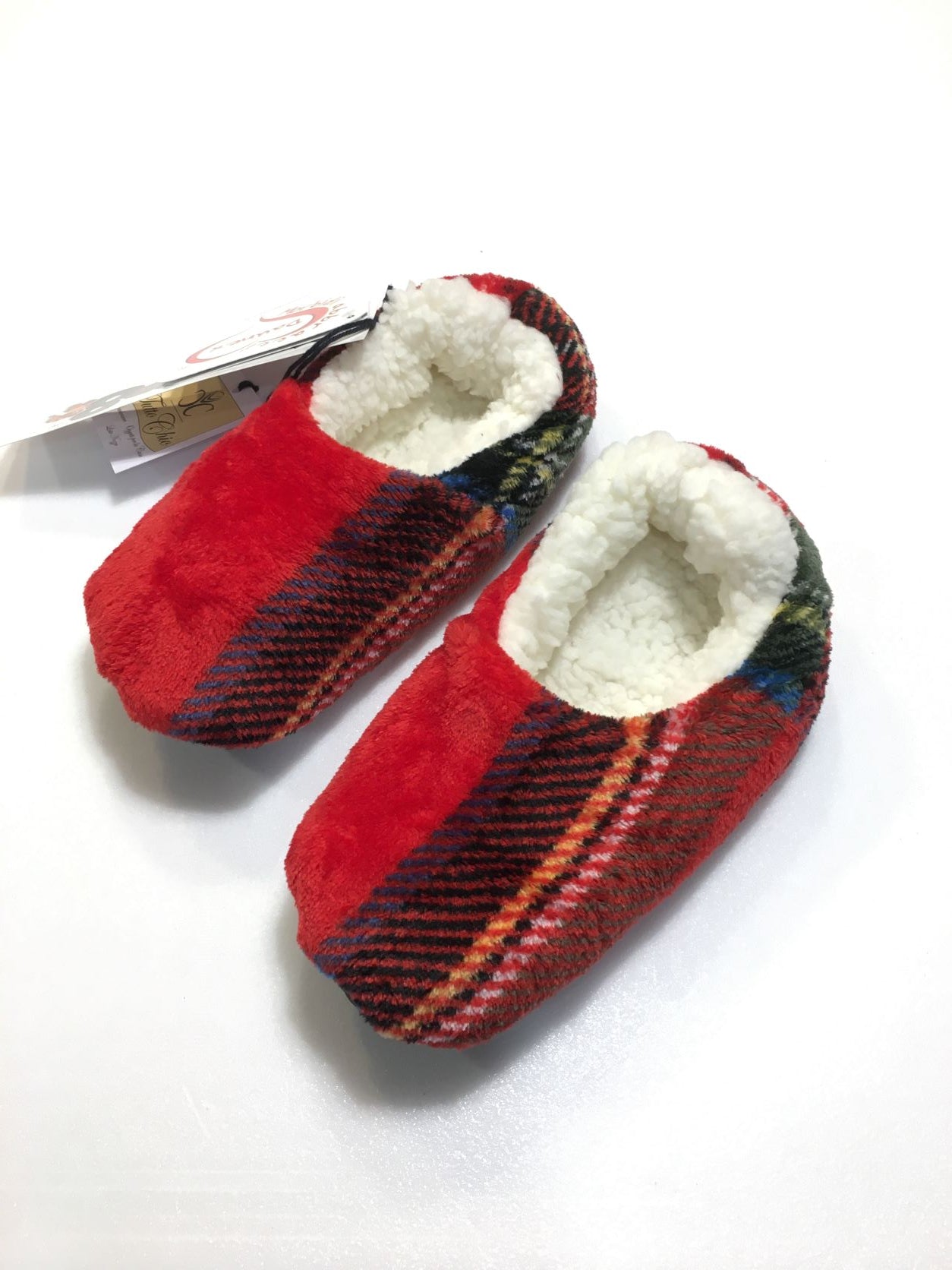 Pantofole Ballerine per bambini in morbidissima microfibra con fondo di colore rosso e decoro Tartan scozzese. Tessuto 100% poliestere. In negozio e online su tuttochic.it