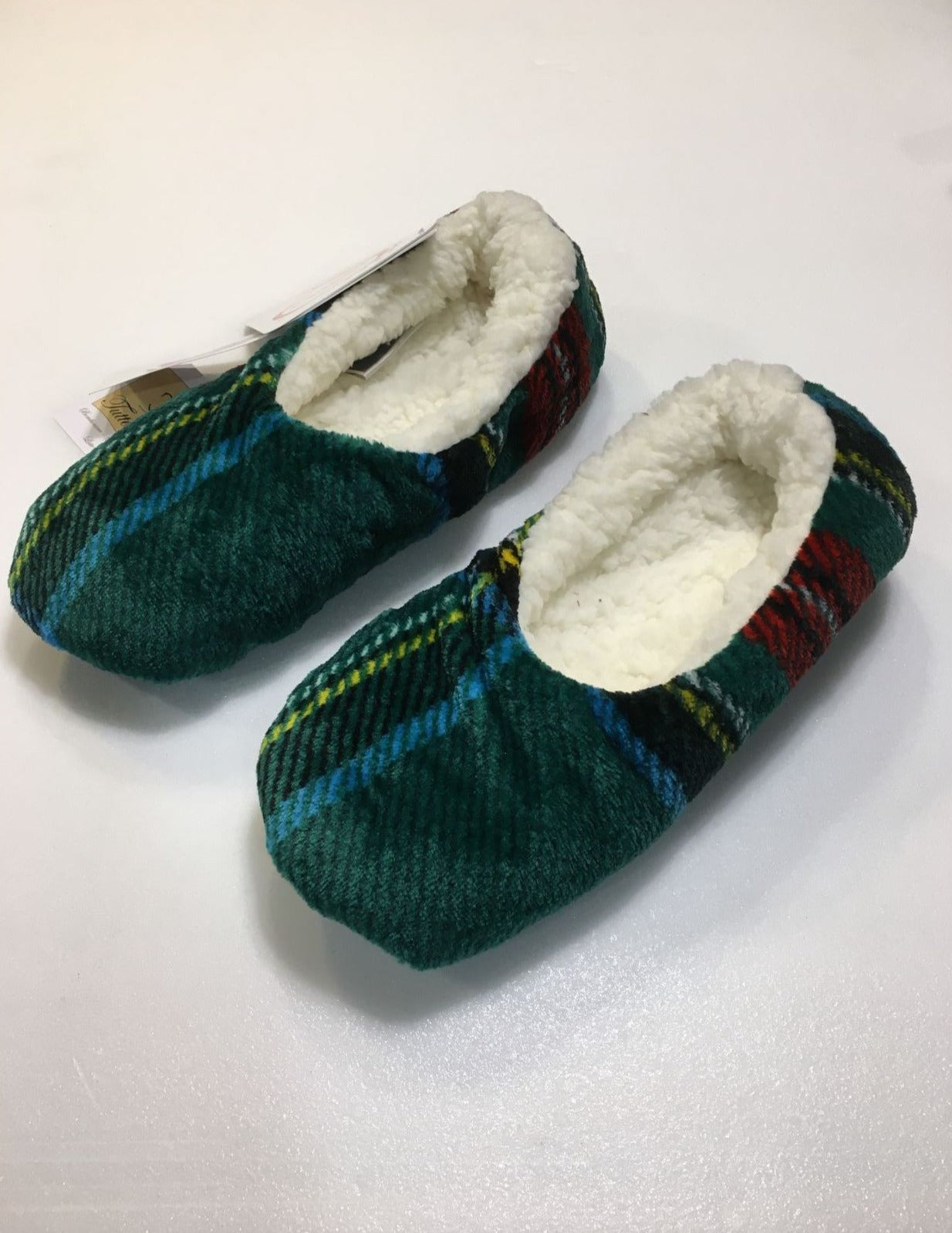 Pantofole Ballerine in morbidissima microfibra con fondo di colore verde e decoro Tartan scozzese. Tessuto 100% poliestere. In negozio e online su tuttochic.it