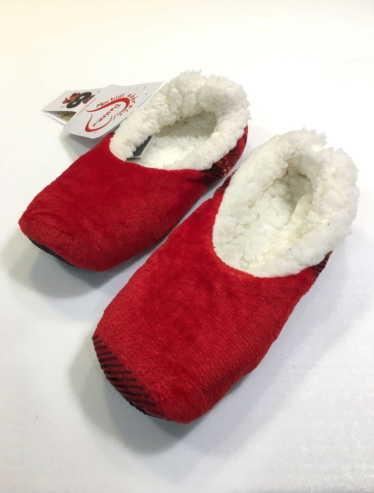 Pantofole Ballerine in morbidissima microfibra con fondo di colore rosso e decoro Tartan scozzese. Tessuto 100% poliestere. In negozio e online su tuttochic.it
