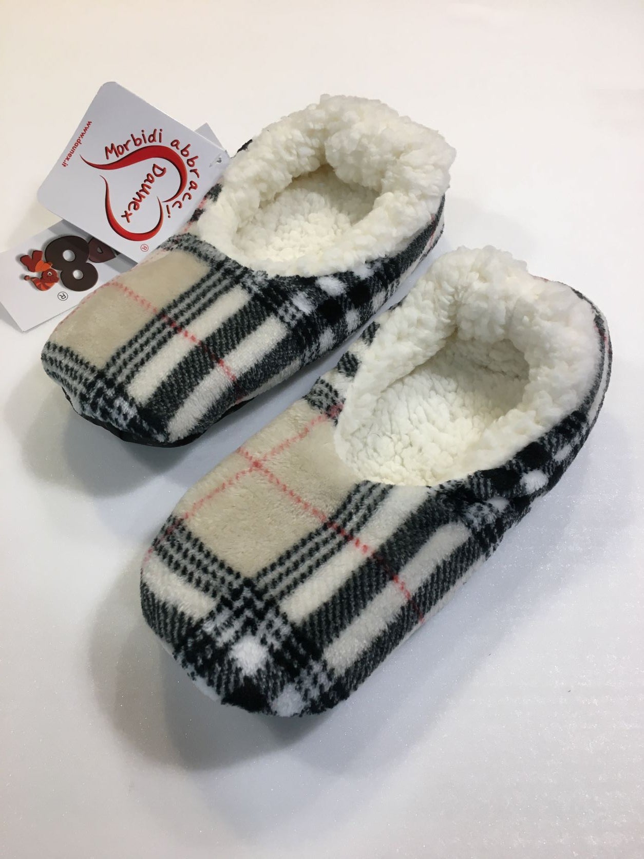 Pantofole Ballerine in morbidissima microfibra con fondo di colore beige e decoro Tartan scozzese. Tessuto 100% poliestere. In negozio e online su tuttochic.it