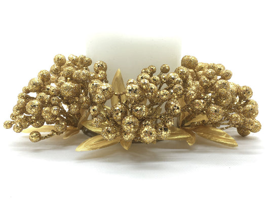 Corona per candele (senza candela) decorata con rametti di bacche glitterate oro. Diametro cm 20. In negozio e online su tuttochic.it