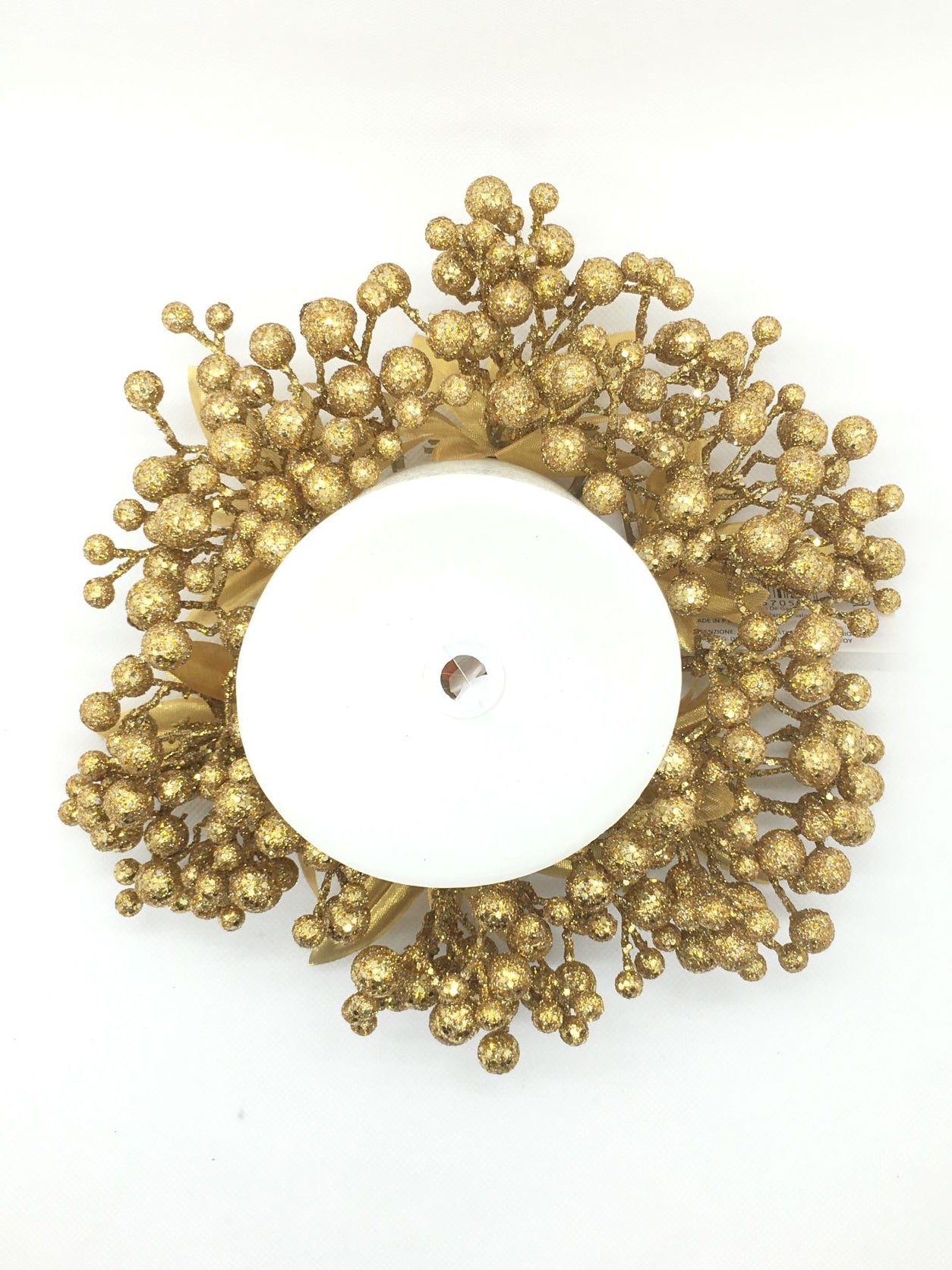 Corona per candele (senza candela) decorata con rametti di bacche glitterate oro. Diametro cm 20. In negozio e online su tuttochic.it