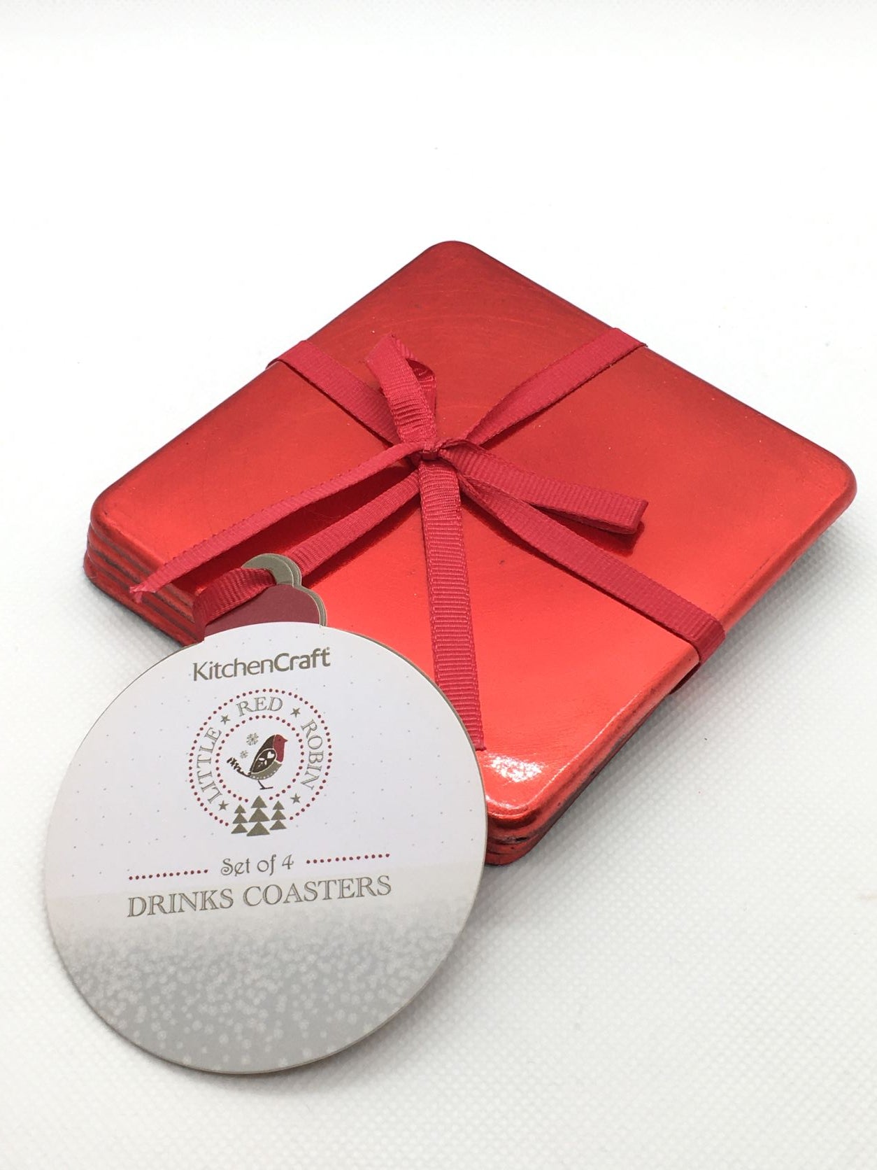 Set di 4 sottobicchieri in plastica effetto metallo di colore rosso. Dimensioni: sottobicchiere singolo cm 10 x 10. In negozio e online su tuttochic.it