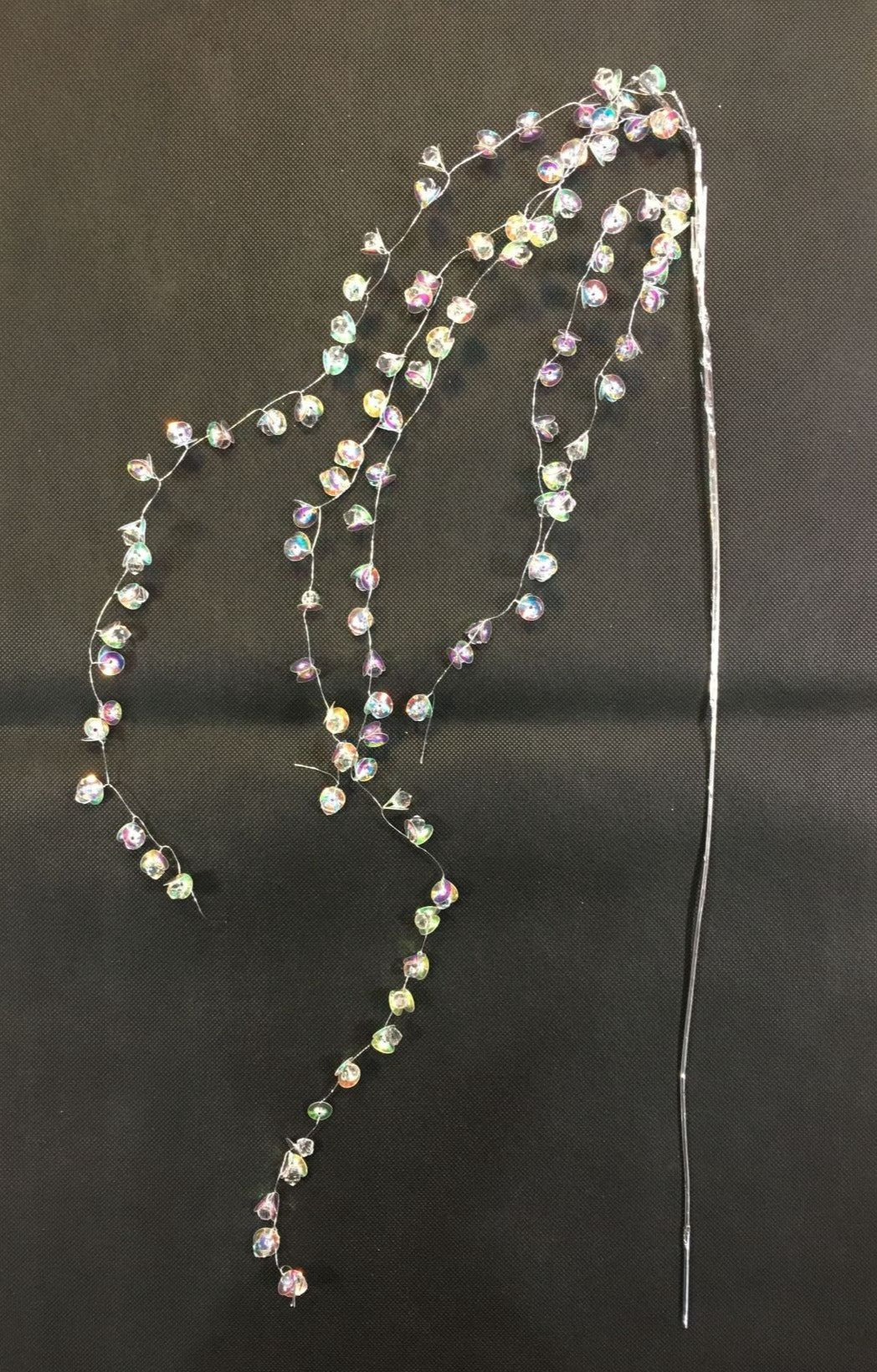 Ramo con bacche multicolor. Inserito in una composizione di fiori, il filante dà volume e un aspetto più raffinato. Possono essere inseriti anche nell'albero di Natale. In negozio e online su tuttochic.it