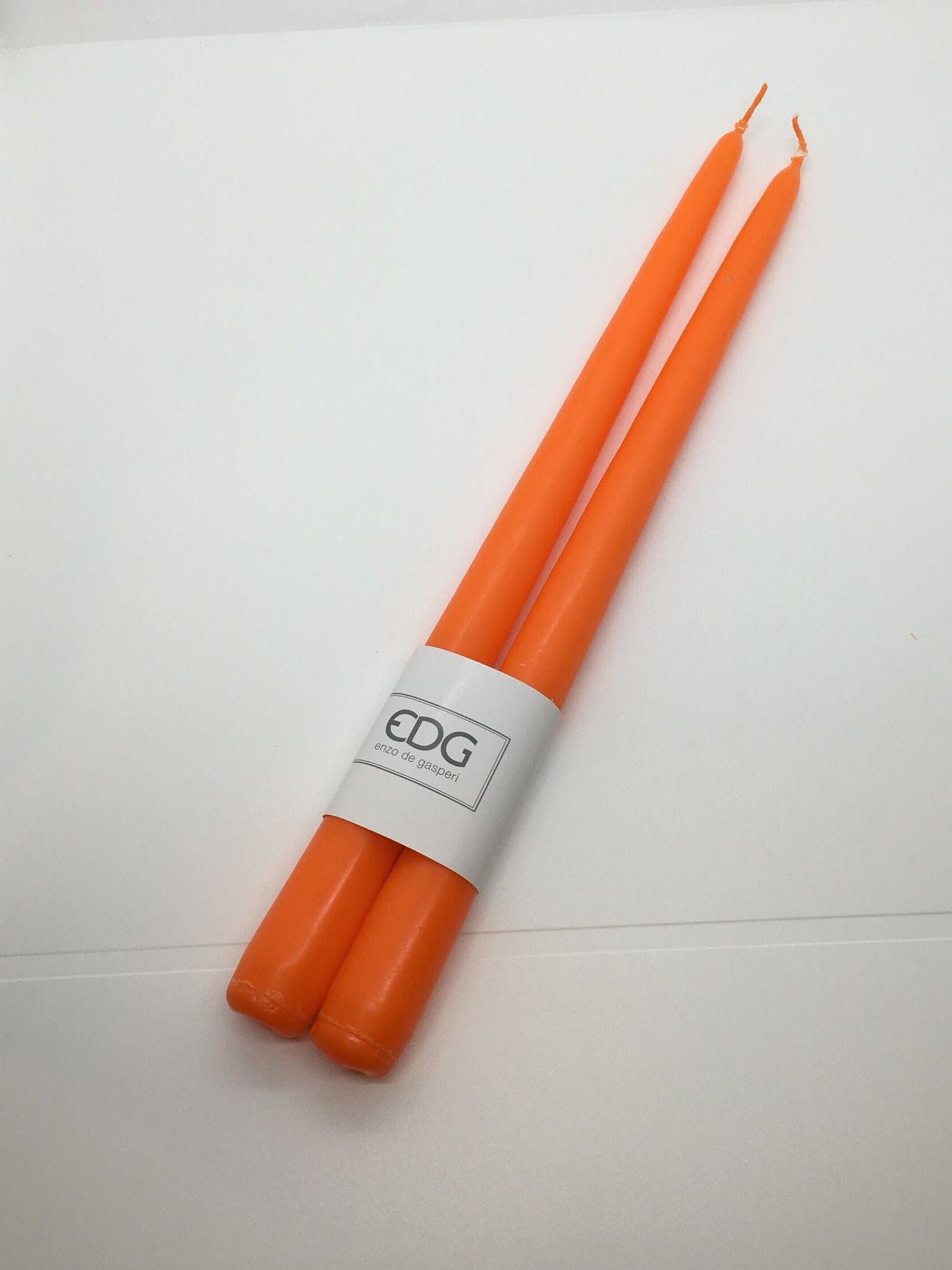 Set di 2 candele di colore arancione. Dimensioni: mm 300 x 22 ø Attenzione: uso decorativo non è un giocattolo, tenere lontano dalla portata dei bambini. In negozio e online su tuttochic.it
