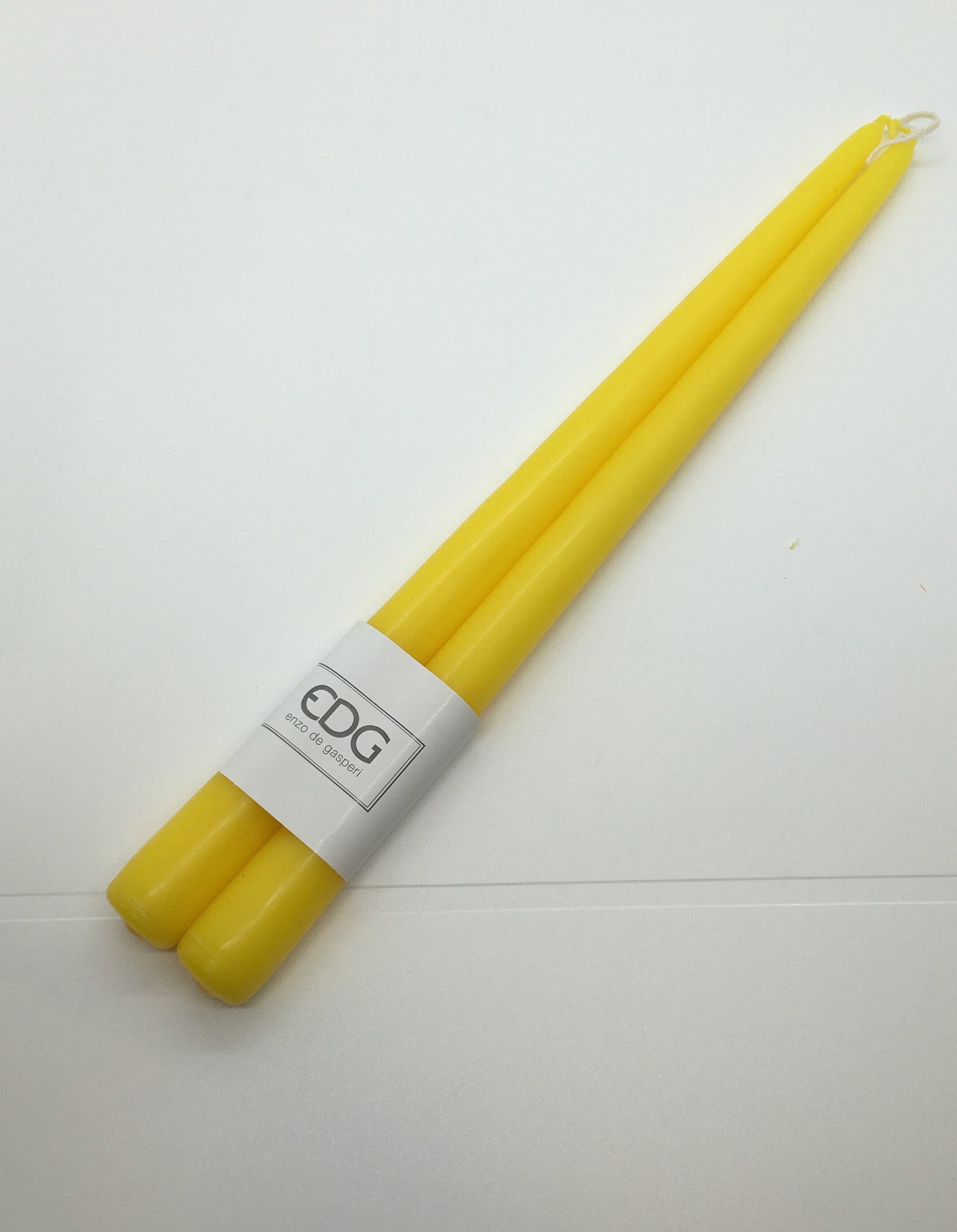 Set di 2 candele lunga liscia di colore giallo. Dimensioni: mm 300 x 22 ø Attenzione: uso decorativo non è un giocattolo, tenere lontano dai bambini. In negozio e online su tuttochic.it