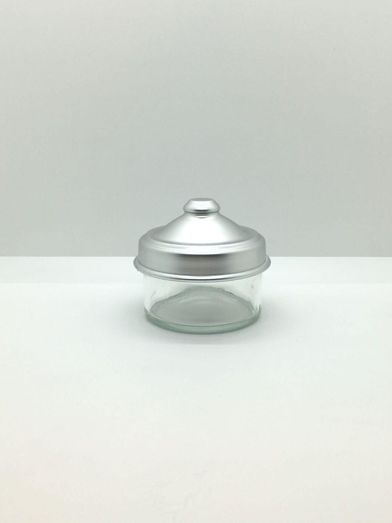 Barattolo in vetro con coperchio in alluminio. Made in Italy Dimensioni: ø 9 x h 8 cm. In negozio e online su tuttochic.it