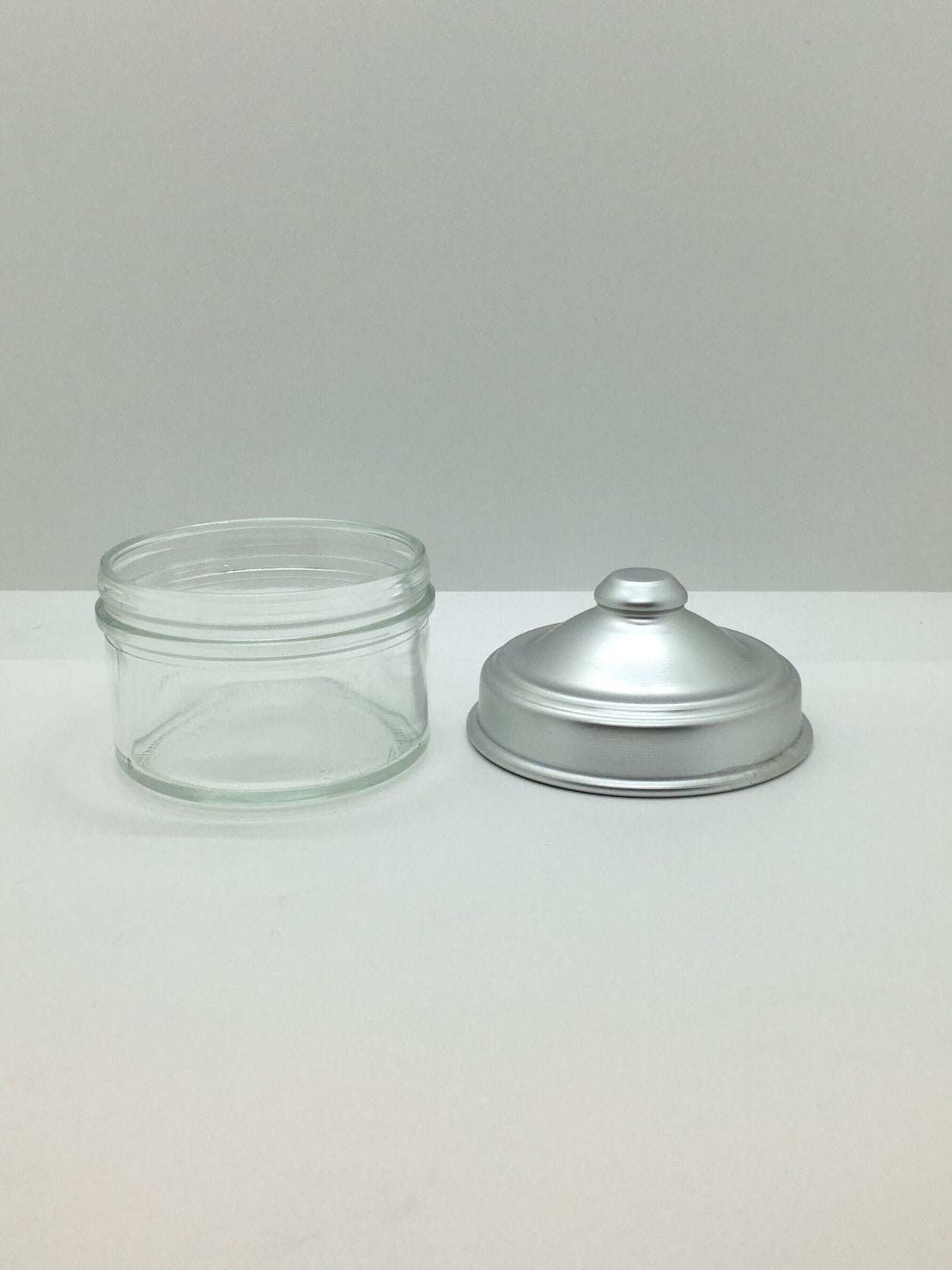 Barattolo in vetro con coperchio in alluminio. Made in Italy Dimensioni: ø 9 x h 8 cm. In negozio e online su tuttochic.it
