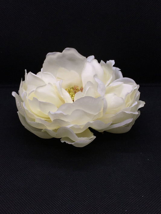 Fiore artificiale di Peonia di colore bianco. Petali in tessuto, corolla e base galleggiante in plastica. Dimensioni: ø cm 13 x h 6. In negozio e online su tuttochic.it