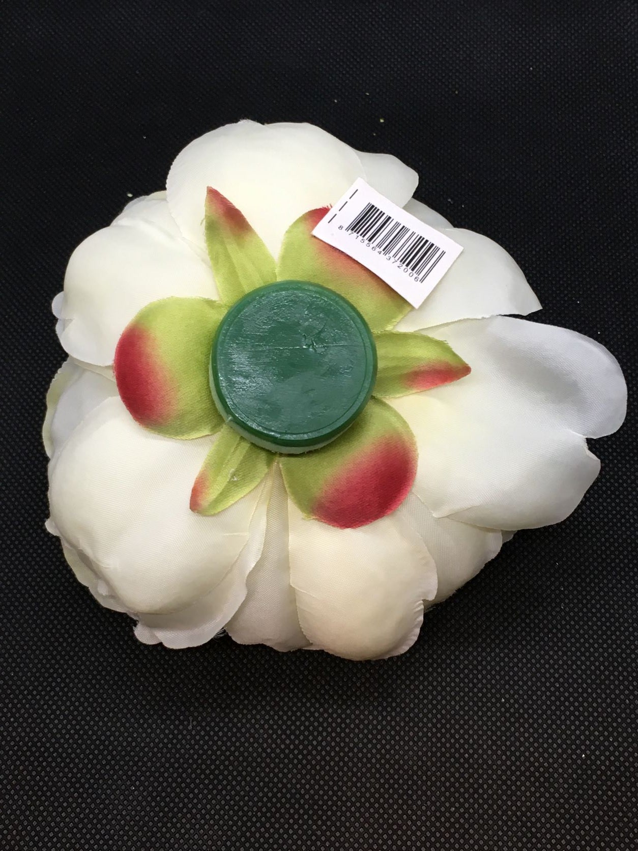 Fiore artificiale di Peonia di colore bianco. Petali in tessuto, corolla e base galleggiante in plastica. Dimensioni: ø cm 13 x h 6. In negozio e online su tuttochic.it