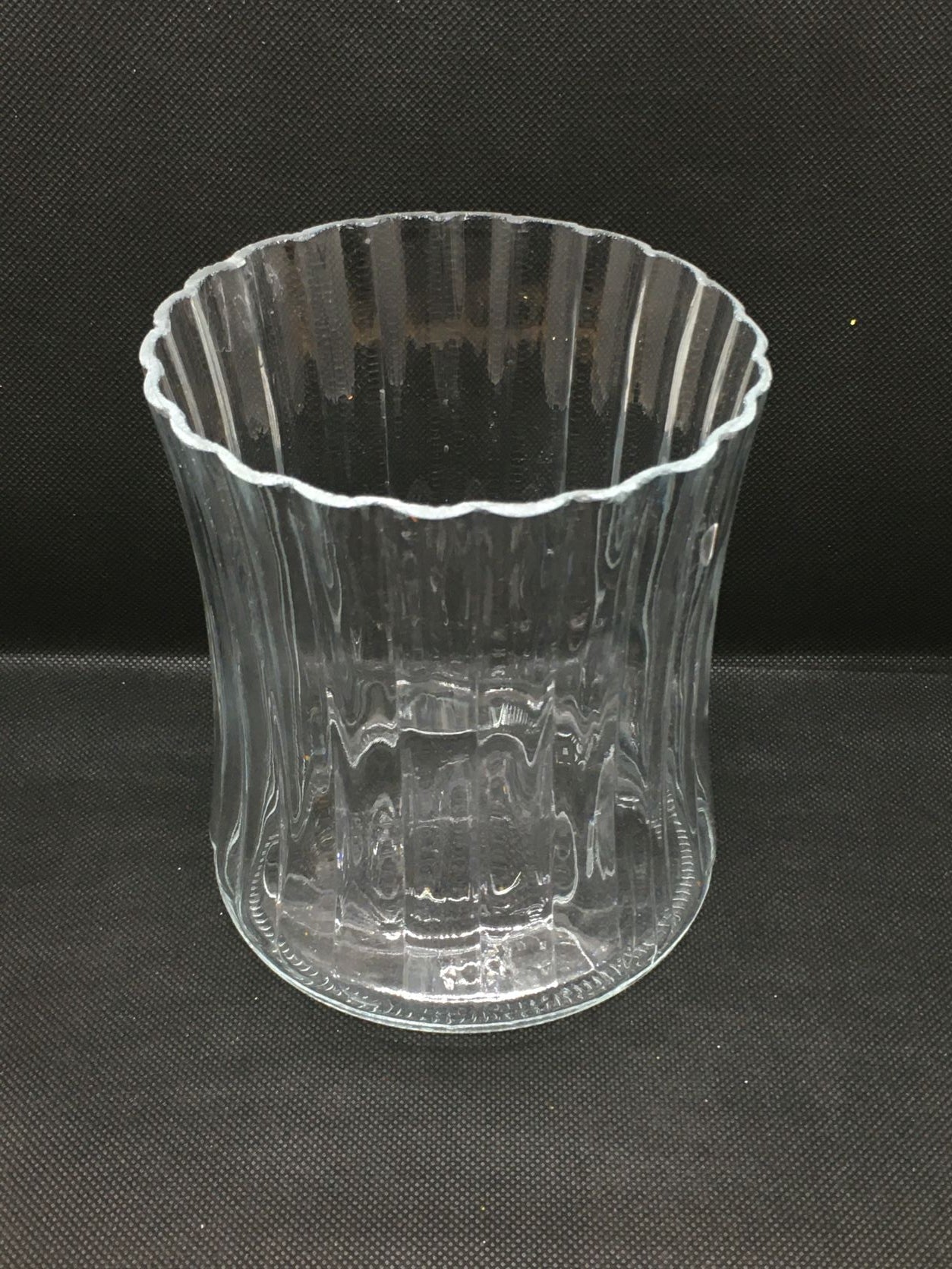 Vaso concavo in vetro a righe. Ideale come vaso portafiori basso o portacandele. Dimensioni: cm ø 12 x h 14 (diametro centro del vaso cm 9). In negozio e online su tuttochic.it