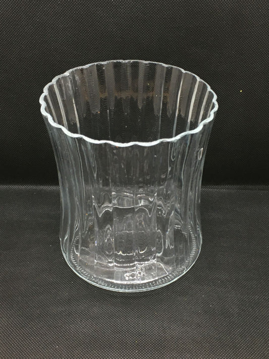 Vaso concavo in vetro a righe. Ideale come vaso portafiori basso o portacandele. Dimensioni: cm ø 12 x h 14 (diametro centro del vaso cm 9). In negozio e online su tuttochic.it