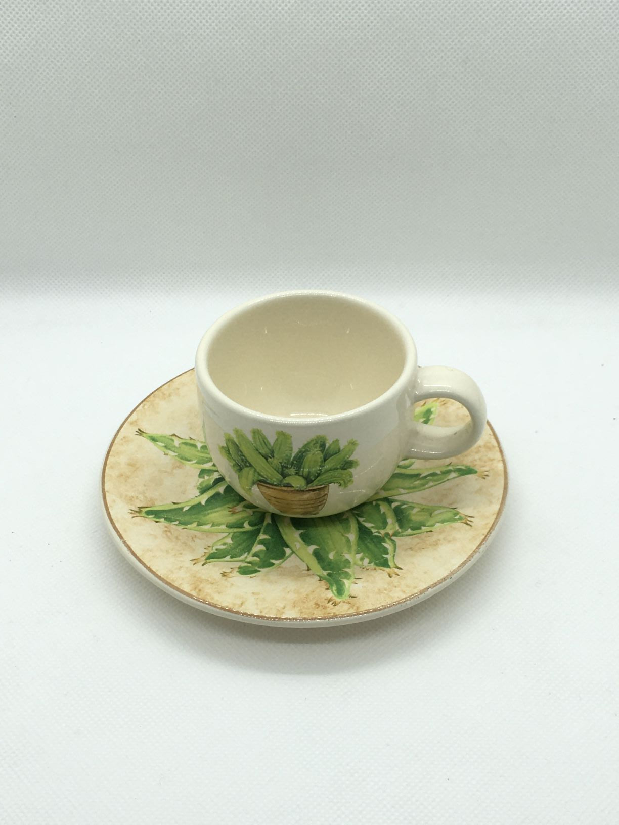 Set di 6 tazzine da caffè con piattino quadrato in ceramica Stoneware decorata. Made in Italy Dimensioni: cm 12,5 x 6 h, capacità: cc. 90 Utilizzabile in lavastoviglie e microonde. In negozio e online su tuttochic.it