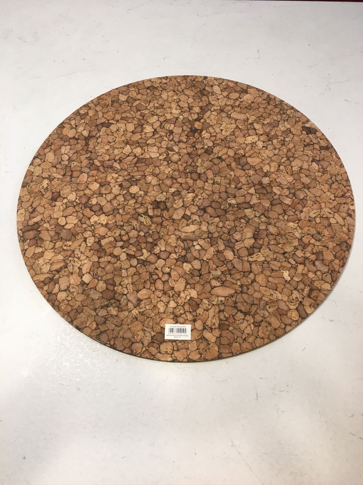 Sottopiatto/Tovaglietta rotonda in sughero sintetico. Prodotto decorativo, non adatti al contatto diretto con alimenti. Dimensioni: Ø 38. In negozio e online su tuttochic.it
