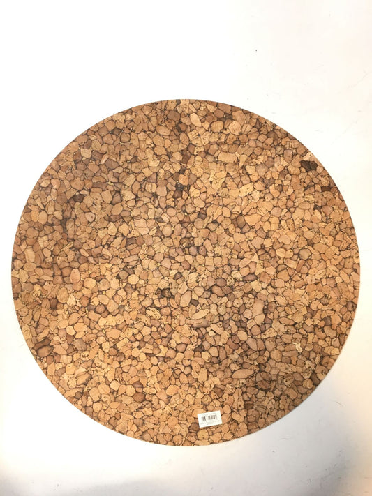 Sottopiatto/Tovaglietta rotonda in sughero sintetico. Prodotto decorativo, non adatti al contatto diretto con alimenti. Dimensioni: Ø 38. In negozio e online su tuttochic.it