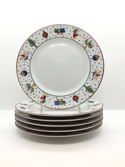 Set di 6 piattini da dolce in porcellana decorata a tema natalizio. Dimensioni: Ø cm 9. In negozio e online su tuttochic.it