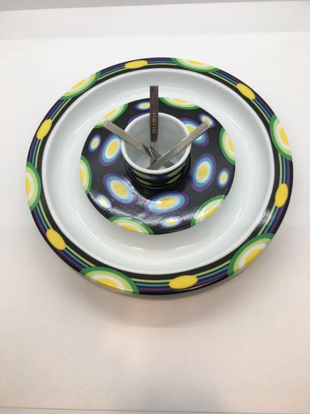 Ciotola per olive o cubetti di formaggio (aperitivi) o come oggetto decorativo, anche come porta candela (t-light), in porcellana decorata da Shinobu Ito nel 2004, Edizione Limitata, della collezione "Athena" di Ritzenhoff. Dimensioni: Ø cm 18,5x 3,5 h. In negozio e online su tuttochic.it