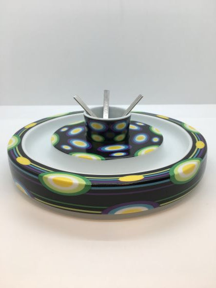 Ciotola per olive o cubetti di formaggio (aperitivi) o come oggetto decorativo, anche come porta candela (t-light), in porcellana decorata da Shinobu Ito nel 2004, Edizione Limitata, della collezione "Athena" di Ritzenhoff. Dimensioni: Ø cm 18,5x 3,5 h. In negozio e online su tuttochic.it