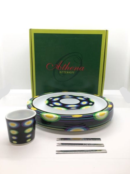 Ciotola per olive o cubetti di formaggio (aperitivi) o come oggetto decorativo, anche come porta candela (t-light), in porcellana decorata da Shinobu Ito nel 2004, Edizione Limitata, della collezione "Athena" di Ritzenhoff. Dimensioni: Ø cm 18,5x 3,5 h. In negozio e online su tuttochic.it