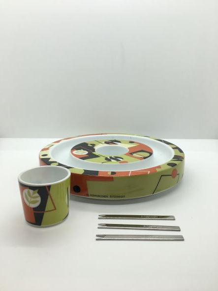 Ciotola in porcellana decorata da Marie Peppercorn nel 2004, Edizione Limitata, della collezione "Athena" di Ritzenhoff, ideale per servire olive o cubetti di formaggio (aperitivi) o come oggetto decorativo, come porta candela (t-light). Dimensioni: Ø cm 18,5x 3,5 h. In negozio e online su tuttochic.it