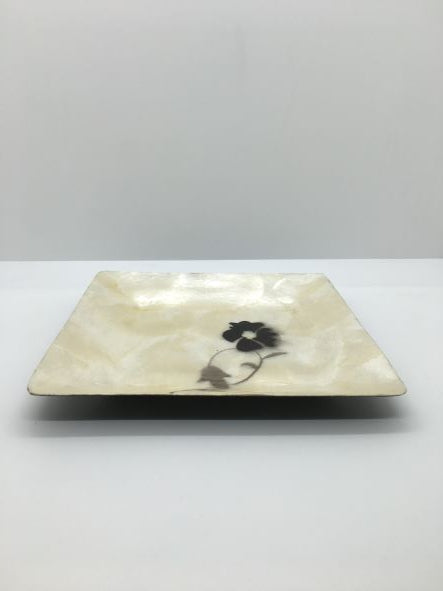 Piattino vuotatasche quadrato in madreperla decorato. Dimensioni: cm 15,5 x 15,5. In negozio e online su tuttochic.it