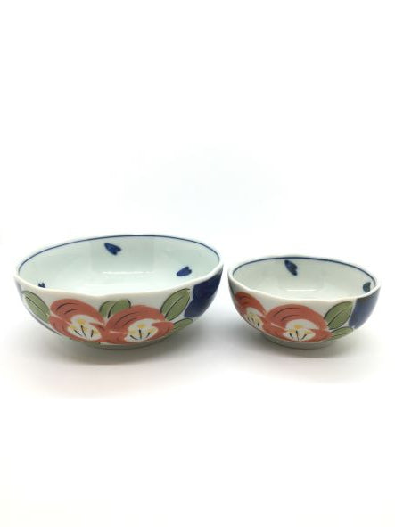 Set da 8 pezzi in porcellana giapponese Saiegawari custoditi in una scatola in legno, composto da: 4 coppette grandi - dimensioni singola: cm Ø 12,5 x 4,5 4 coppette piccole - dimensioni singola: cm Ø 9 x 4. In negozio e online su tuttochic.it