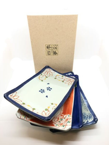 Set di 4 vassoietti rettangolari in porcellana giapponese Saiegavari con decori diversi. Dimensioni singolo piattino: cm 24,5 x 14,5 x 2,5 h. In negozio e online su tuttochic.it