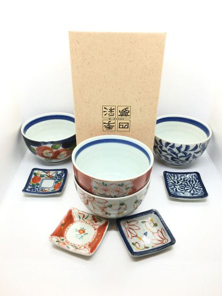 Set di 8 pezzi in porcellana giapponese Saiegawari, composto da 4 coppette + 4 piattini poggia bacchette. Dimensioni: coppetta Ø cm 12 x 8 h - piattino cm 7 x 7. In negozio e online su tuttochic.it