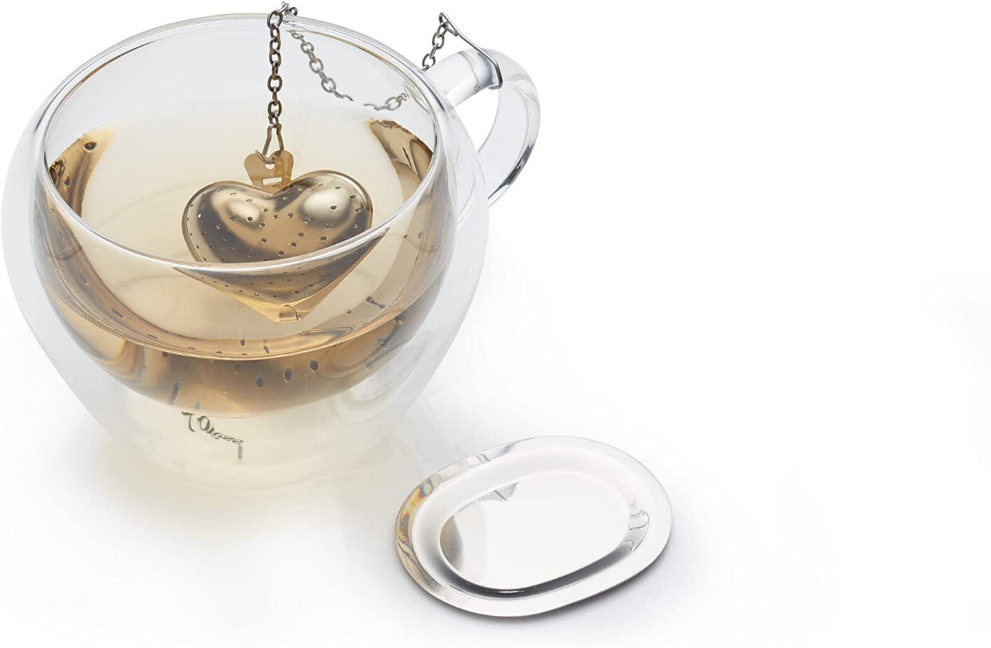 Infusore per tè a forma di cuore in acciaio inox. Contiene il tè in foglie sfuse per una tazza singola, corredato di una catena sospesa per consentirne una facile rimozione. Provvisto di un vassoietto raccogligocce. Dimensioni: cm 6,2 x 4,9 x 1,8. In negozio e online su tuttochic.it