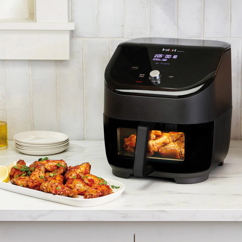 Friggitrice ad aria multifunzione in grado di: friggere, cuocere, arrostire, riscaldare, disidratare e grigliare. Per una cucina sana, poche calorie e con il 95% di olio in meno. Cucina fino a 6 porzioni ed è perfetta per famiglie numerose. In negozio e online su tuttochic.it