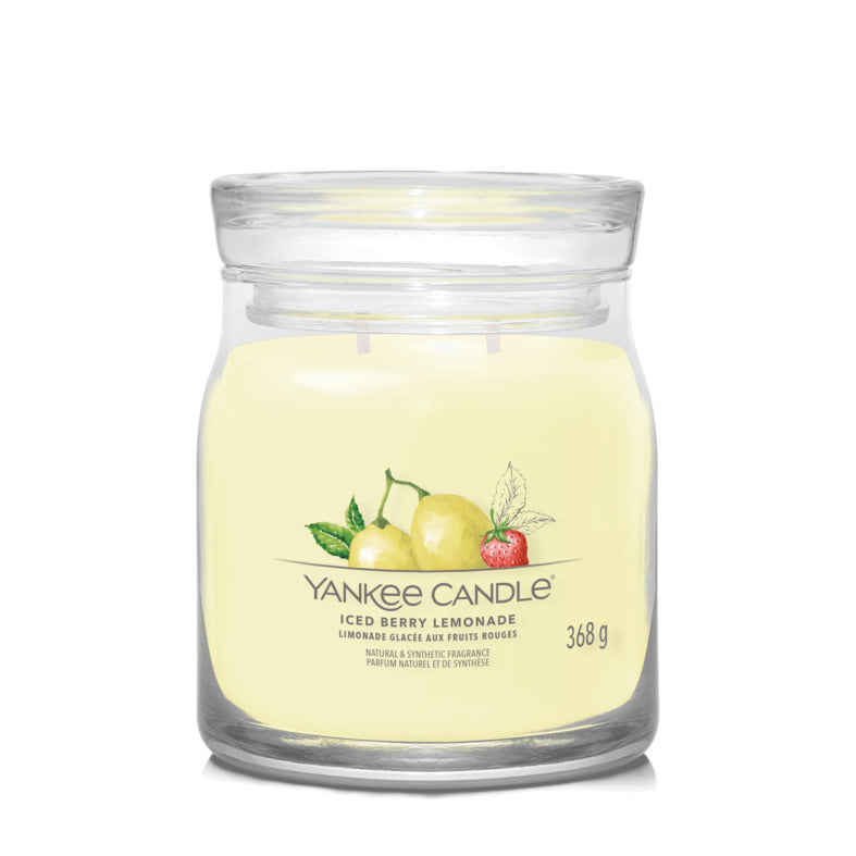 Questa è una fragranza Agrumata. Assaporate il profumo che ricorda un bel bicchiere di limonata rosa fredda in una calda giornata estiva. Candela realizzata con due stoppini e un mix di altissima qualità di cera di soia. Tempo di combustione: 35 a 50 ore. In negozio e online su tuttochic.it