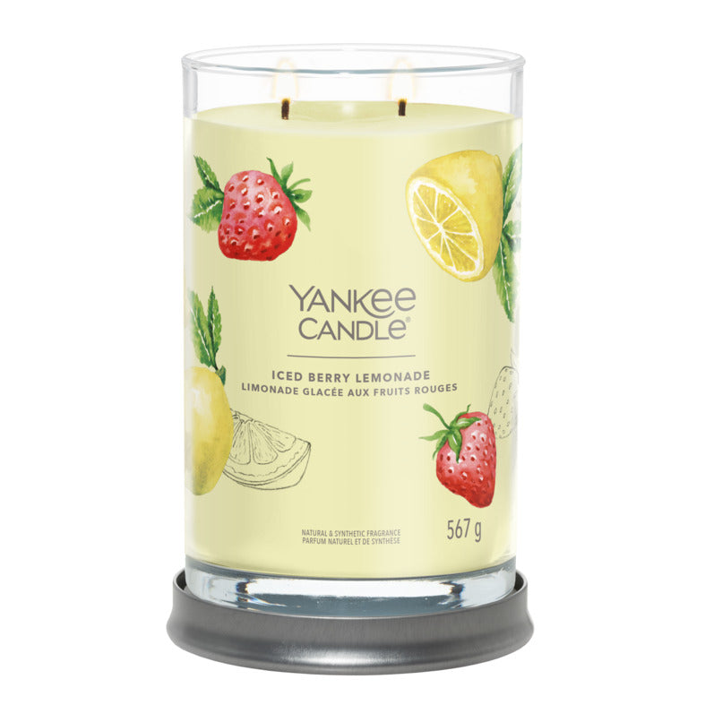 Assaporate il profumo che ricorda un bel bicchiere di limonata rosa fredda in una calda giornata estiva. La candela tumbler presenta un coperchio di latta satinato che si adatta alla perfezione alla base rendendolo un perfetto sottocandela. Durata 60 a 100 ore. In negozio e online su tuttochic.it