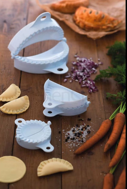 Set di tre stampi in plastica bianca di dimensioni assortite ideali per realizzare gustose pasticcini, panzerotti alla frutta, tartine, gnocchi, ravioli, samosa e molto altro. Facile da usare. Lavabili in lavastoviglie Dimensioni: 8,25 cm, 12,4 cm e 17,7 cm. In negozio e online su tuttochic.it