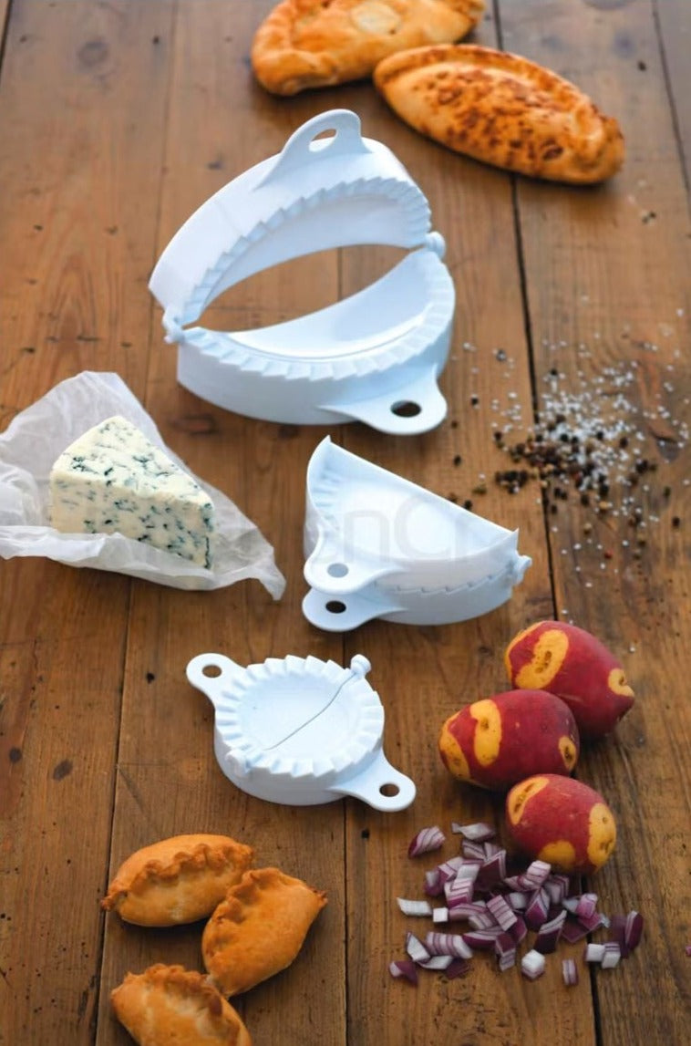 Set di tre stampi in plastica bianca di dimensioni assortite ideali per realizzare gustose pasticcini, panzerotti alla frutta, tartine, gnocchi, ravioli, samosa e molto altro. Facile da usare. Lavabili in lavastoviglie Dimensioni: 8,25 cm, 12,4 cm e 17,7 cm. In negozio e online su tuttochic.it