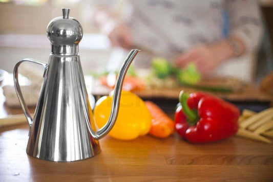 Miscelatore in acciaio inox per erogare e conservare l'olio. Capacità: 500 ml. Lavabile in lavastoviglie. In negozio e online su tuttochic.it