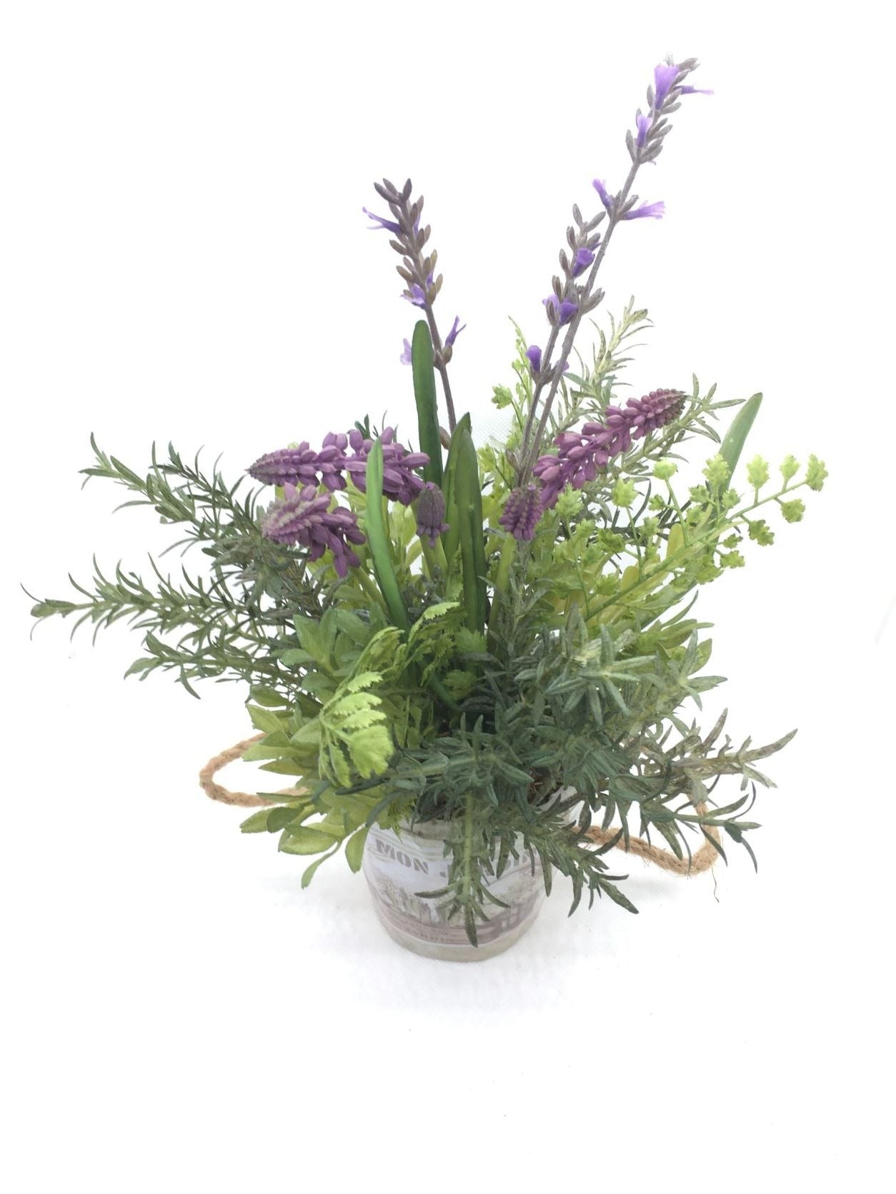 Piantina di lavanda artificiale in vaso di legno. Dimensioni: cm. 20 x cm. 33 h. In negozio e online su tuttochic.it