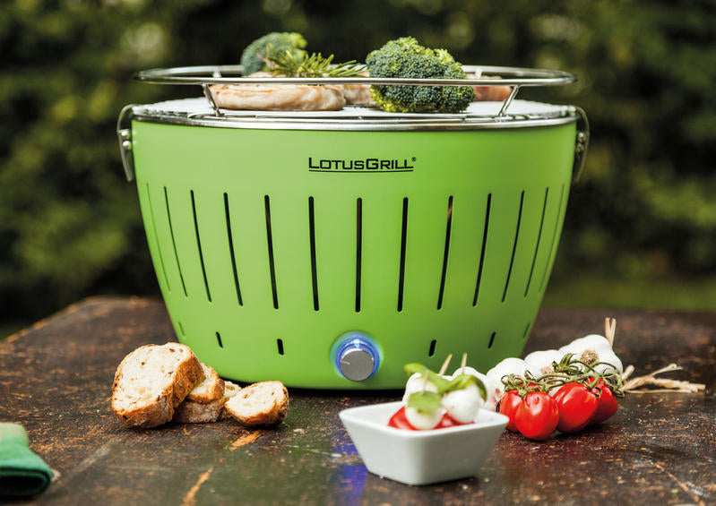 LotusGrill è un fantastico grill che funziona a carbonella. Grazie al suo sistema di ventilazione brevettato a batteria avrete la griglia pronta in soli 4 minuti. In negozio e online su tuttochic.it