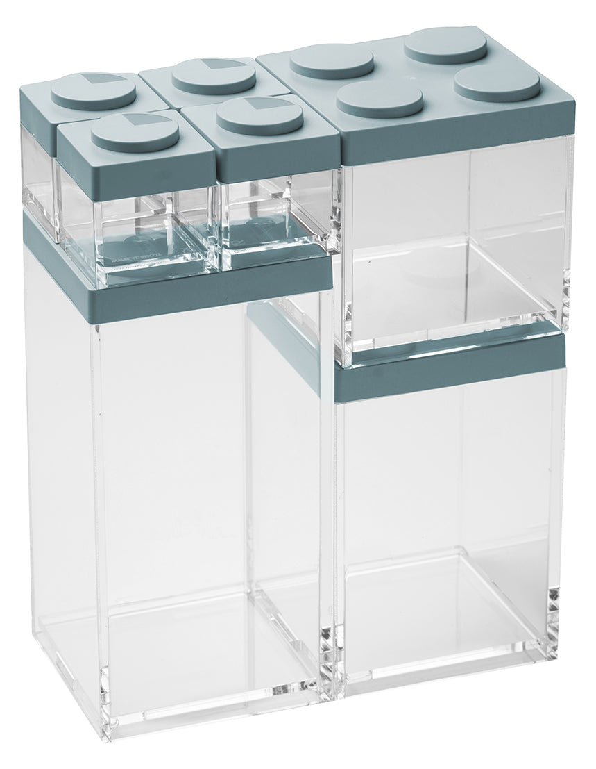 Barattolo contenitore ermetico in acrilico trasparente con coperchio in stile Lego, assemblabili e modulabili. Utilizzabili non solo in cucina, lavabili in lavastoviglie, idonei al contatto alimentare. Dimensione: cm.10 x 10 x h 20,5 Capacità: lt.1,5 Colore azzurro polvere Made in Italy