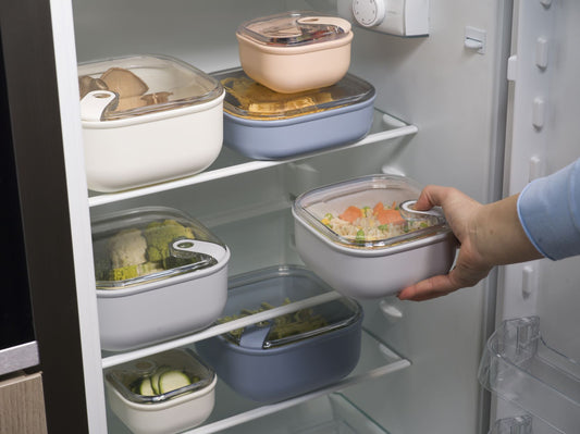 Contenitore ermetico quadrato per alimenti con coperchio trasparente, ideale per la preparazione, la presentazione, il trasporto e la conservazione dei cibi. Utilizzabile in frigo e in forno a microonde Lavabile in lavastoviglie Dimensioni: 16 x 16 x H 8,7 cm Capacità: 1 litro. In negozio e online su tuttochic.it