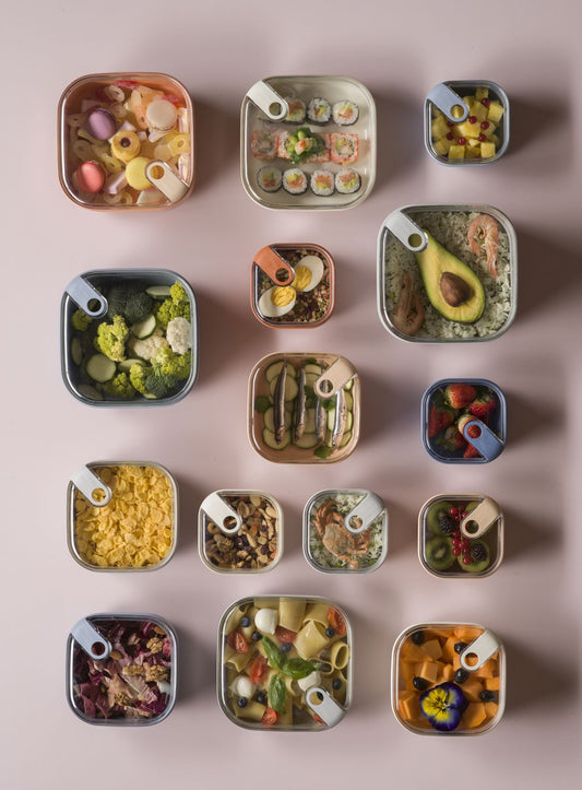 Contenitore ermetico quadrato per alimenti innovativo e brevettato, ideale per la preparazione, la presentazione, il trasporto e la conservazione dei cibi. Utilizzabile in frigo e in forno a microonde. Lavabile in lavastoviglie. Dimensioni: 19,5 x 19,5 x H 10,5 cm. Capacità: 2 litri. In negozio e online su tuttochic.it