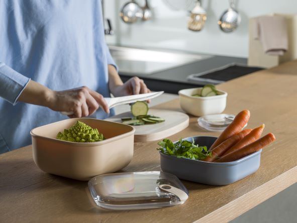 Contenitore ermetico quadrato per alimenti con coperchio trasparente, ideale per la preparazione, la presentazione, il trasporto e la conservazione dei cibi. Utilizzabile in frigo e in forno a microonde Lavabile in lavastoviglie Dimensioni: 12 x 12 x H 7,2 cm Capacità: 0,425 litri. In negozio e online su tuttochic.it