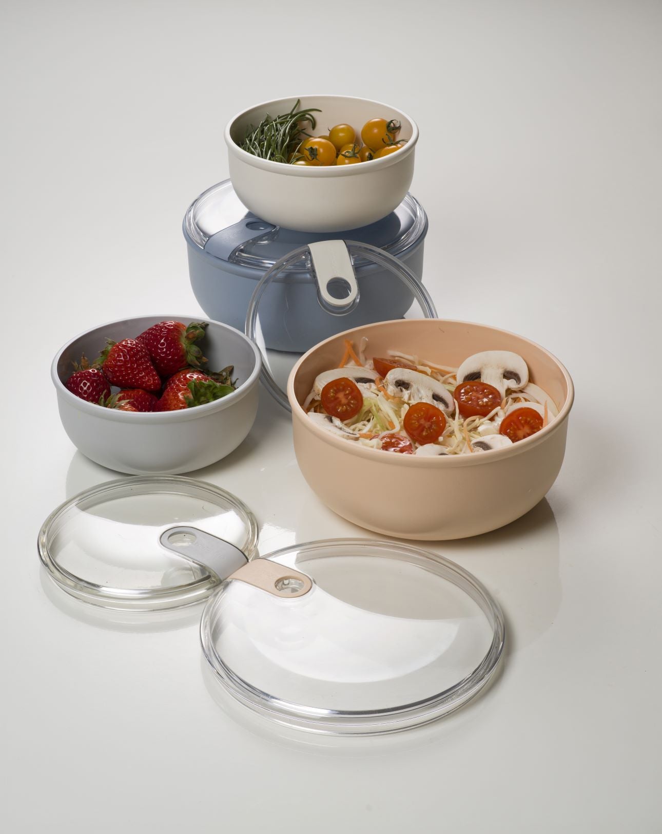 Contenitore ermetico tondo per alimenti con coperchio trasparente, innovativo e brevettato, ideale per la preparazione, la presentazione, il trasporto e la conservazione dei cibi. Utilizzabile in frigo e in forno a microonde. Dimensioni: 20,5 x 20,5 x H 10 cm Capacità: 1,8 litri. In negozio e online su tuttochic.it