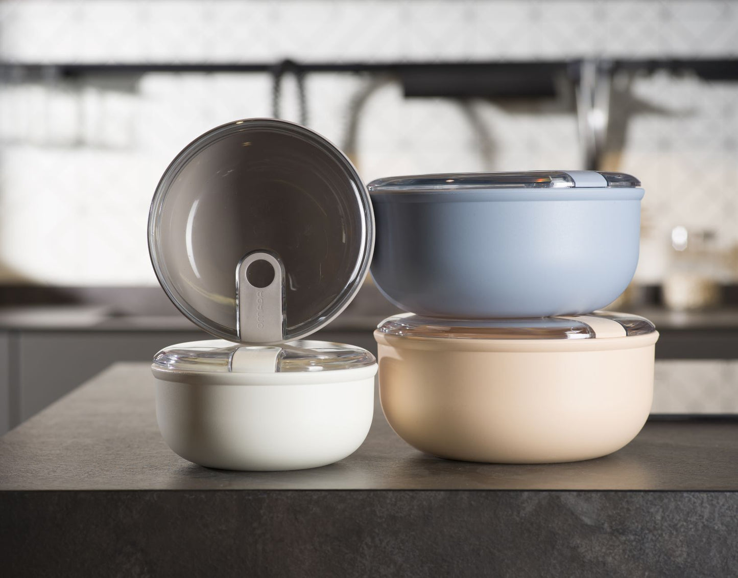 Contenitore ermetico tondo per alimenti con coperchio trasparente, innovativo e brevettato, ideale per la preparazione, la presentazione, il trasporto e la conservazione dei cibi. Utilizzabile in frigo e in forno a microonde. Dimensioni: 15,7 x 15,7 x H 8,2 cm Capacità: 1,8 litri. In negozio e online su tuttochic.it