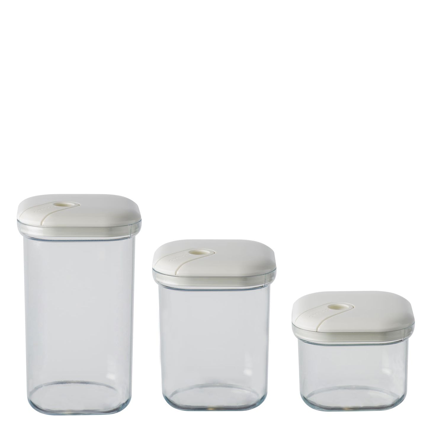 Set di 3 barattoli ermetici quadrati in plastica trasparente per alimenti con coperchio di colore avorio. Tre diverse capacità per conservare alimenti secchi e godere di una dispensa sempre in ordine e colorata. Lavabile in lavastoviglie max 55° Made in Italy. In negozio e online su tuttochic.it