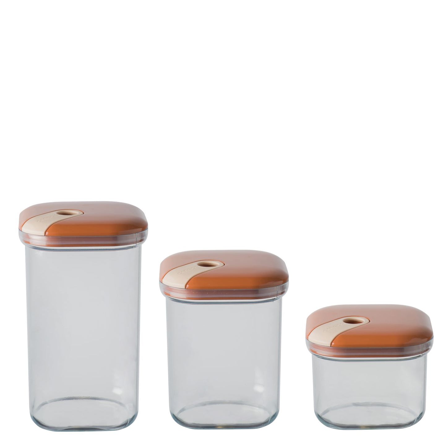 Set di 3 barattoli ermetici quadrati in plastica trasparente per alimenti con coperchio di colore terra di siena. Tre diverse capacità per conservare alimenti secchi e godere di una dispensa sempre in ordine e colorata. Lavabile in lavastoviglie max 55° Made in Italy. In negozio e online su tuttochic.it