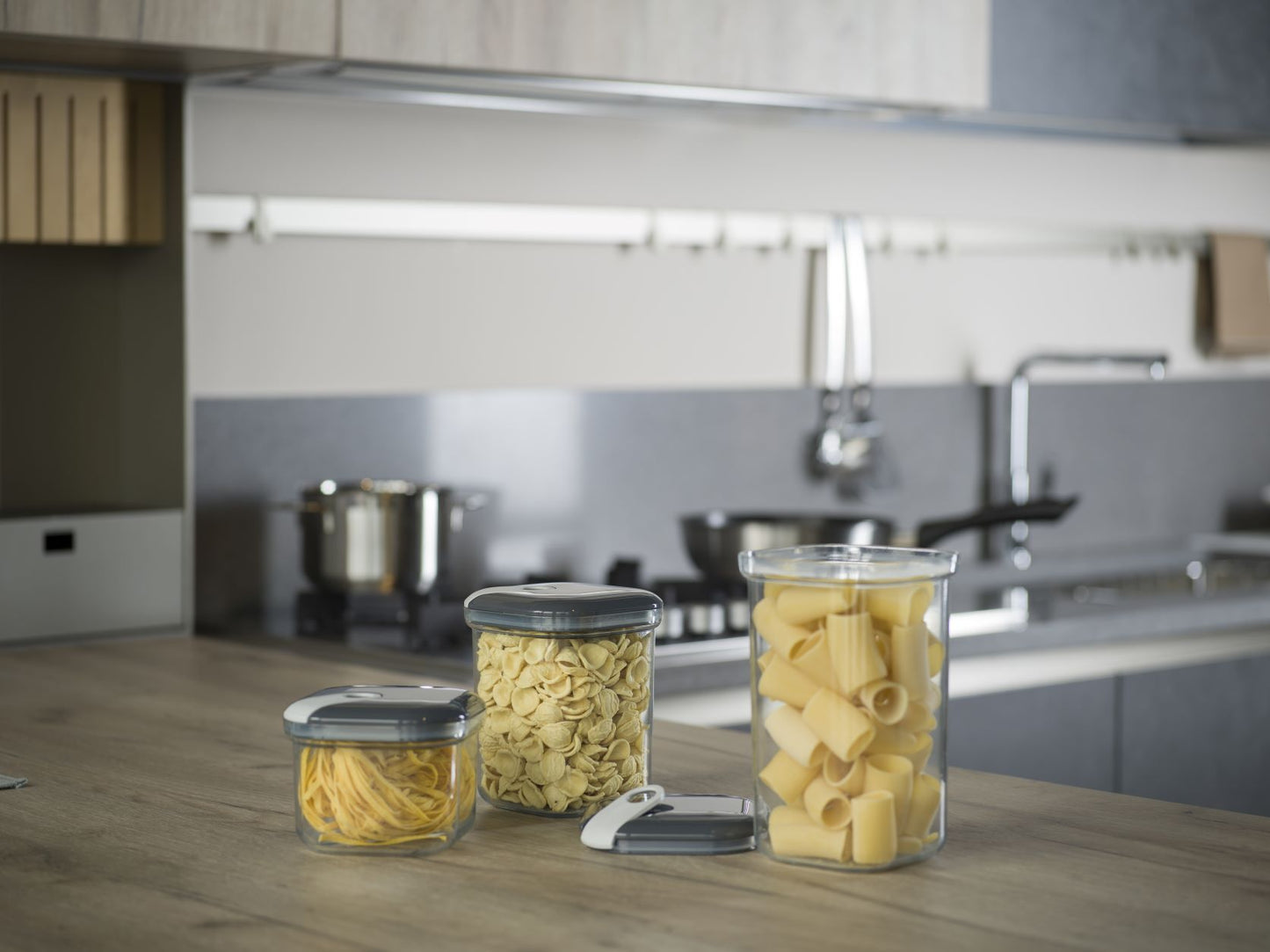Set di 3 barattoli ermetici quadrati in plastica trasparente per alimenti con coperchio di colore antracite. Tre diverse capacità per conservare alimenti secchi e godere di una dispensa sempre in ordine e colorata. Lavabile in lavastoviglie max 55° Made in Italy. In negozio e online su tuttochic.it